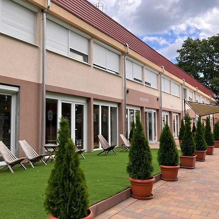 Oereg-To Hotel Es Rendezvenyter Tata Eksteriør billede