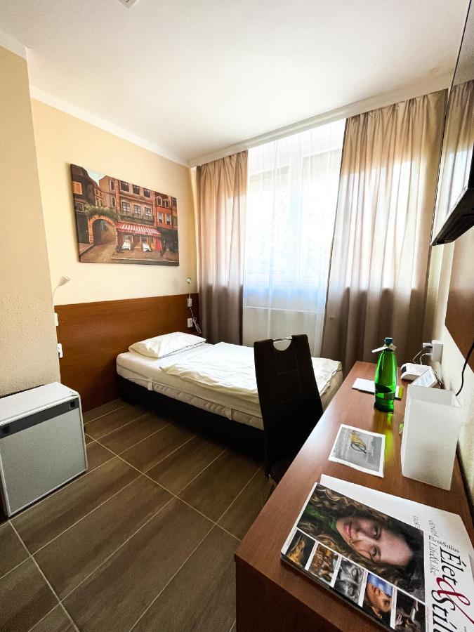 Oereg-To Hotel Es Rendezvenyter Tata Eksteriør billede