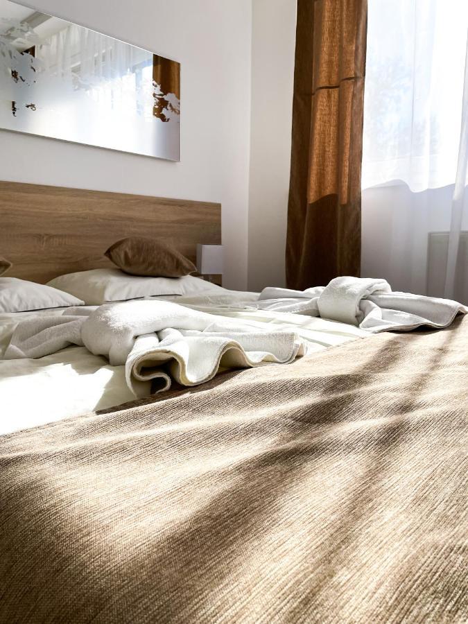 Oereg-To Hotel Es Rendezvenyter Tata Eksteriør billede