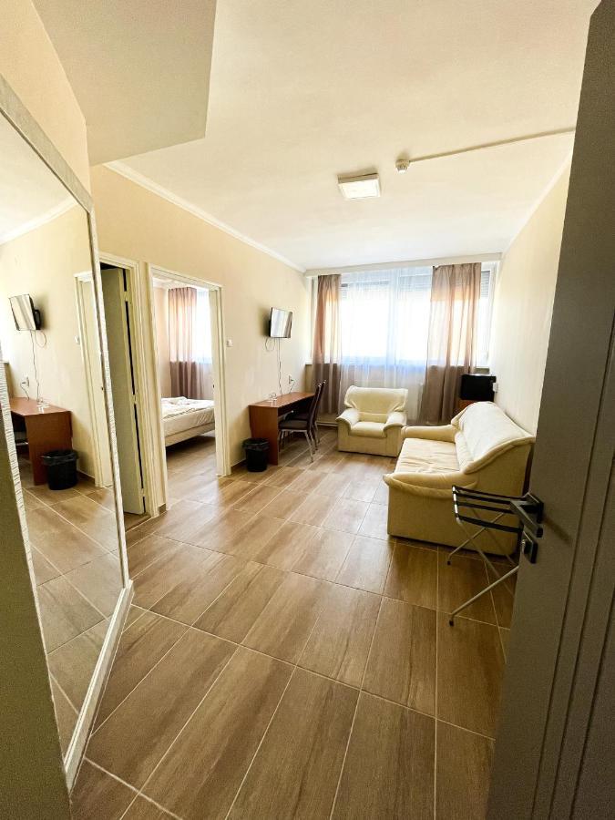 Oereg-To Hotel Es Rendezvenyter Tata Eksteriør billede