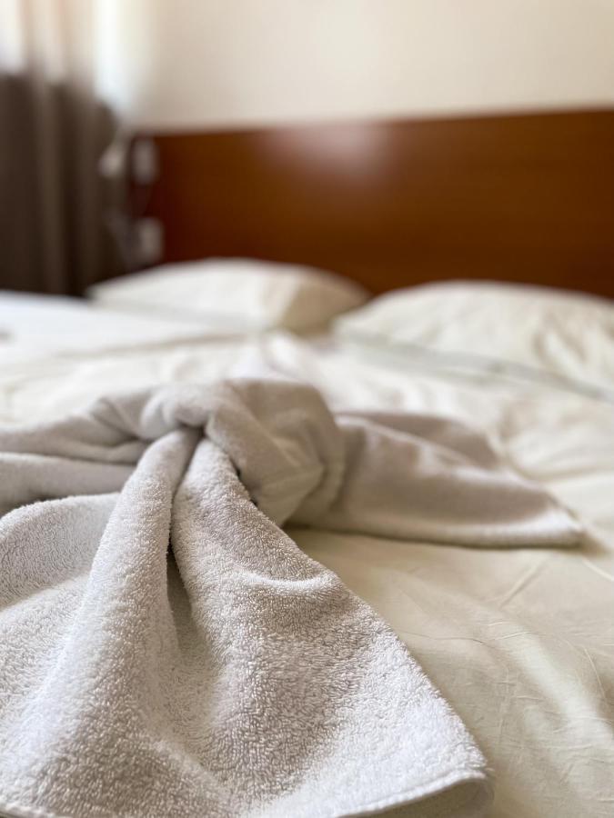 Oereg-To Hotel Es Rendezvenyter Tata Eksteriør billede
