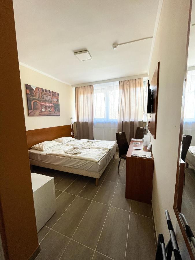 Oereg-To Hotel Es Rendezvenyter Tata Eksteriør billede