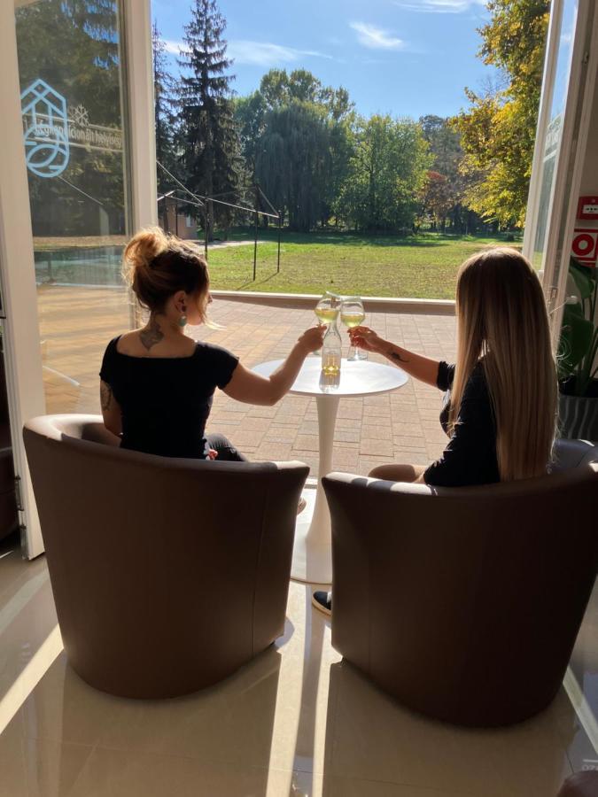 Oereg-To Hotel Es Rendezvenyter Tata Eksteriør billede